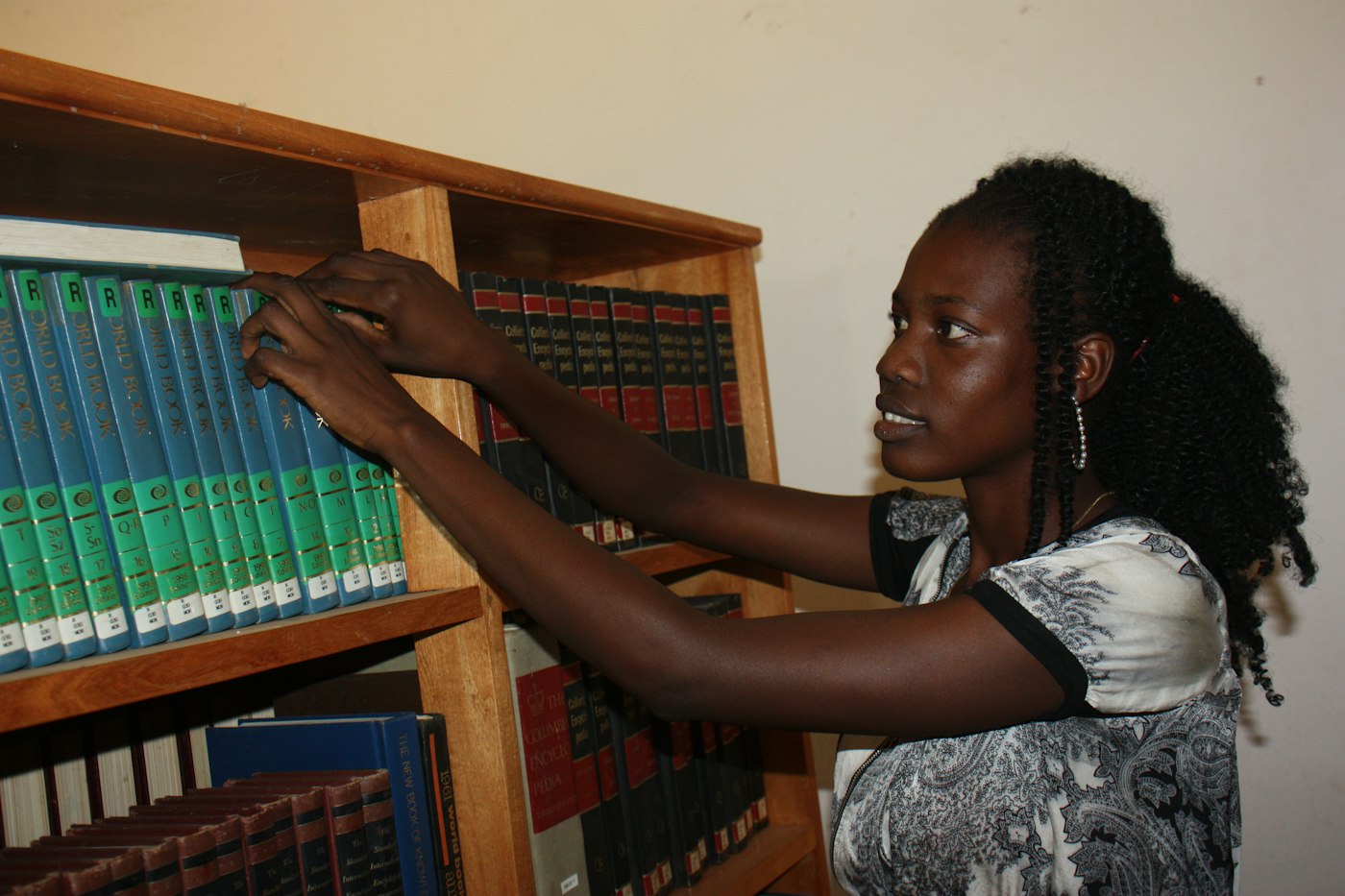 Une juriste consulte des ouvrages de droit dans une bibliothèque