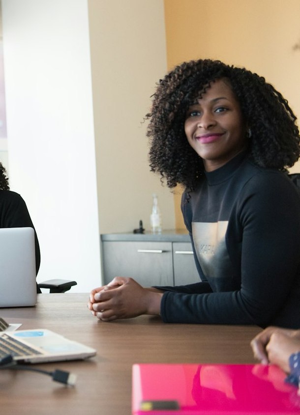 Une juriste souriante lors d’une réunion de travail